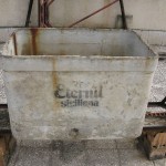 Vecchio serbatoio in cemento-amianto dell'Eternit